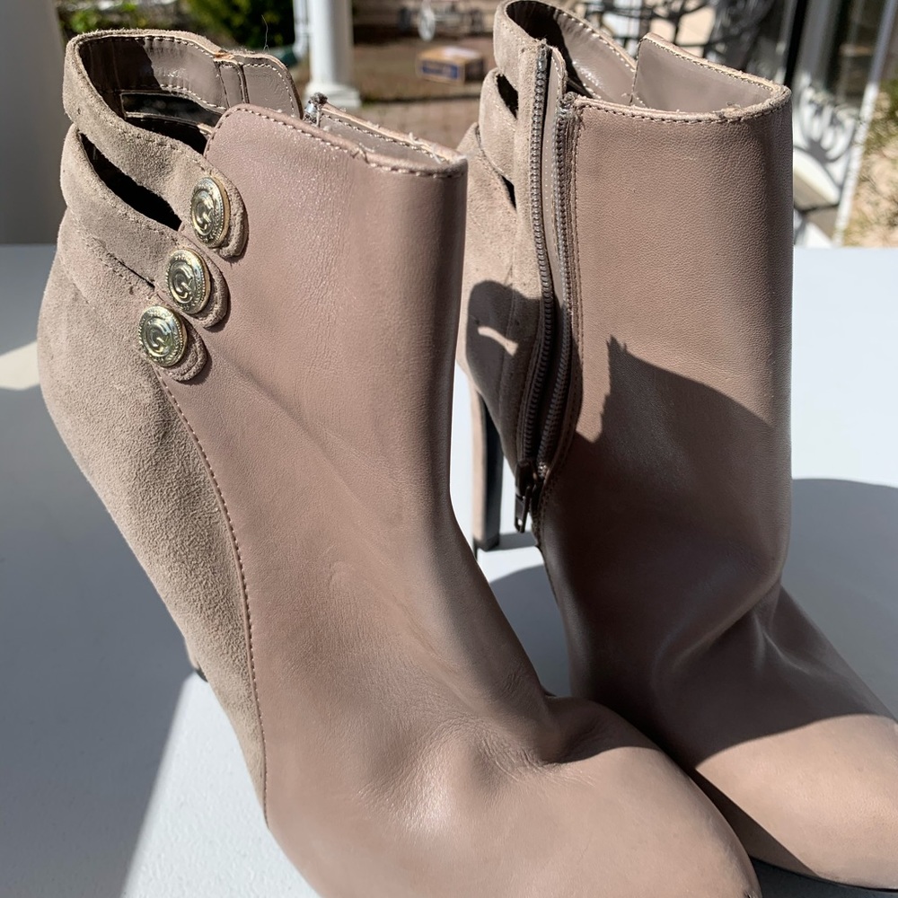 LIKE NEW Size 10 Taupe Guess Leather Heels 3.5 in - Picture 2 of 3